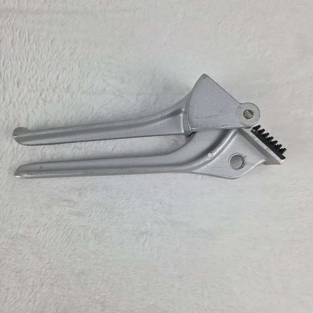 Vintage‎ Aluminum Garlic Press – Made in Taiwan – Sturdy Kitchen Tool